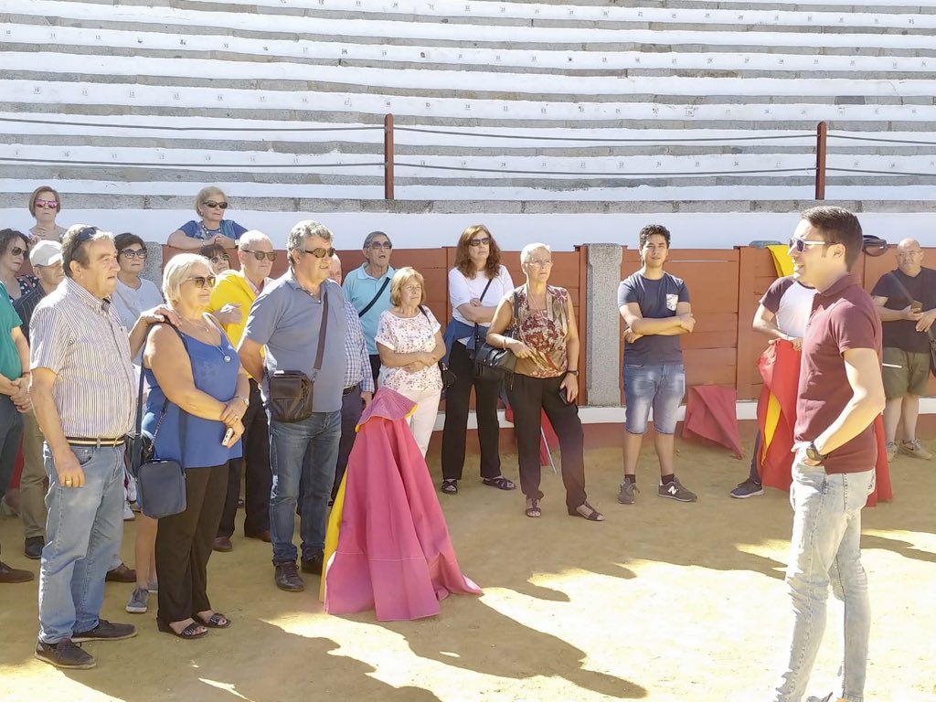 CosoLlanos's tweet photo. 🐓🌳 ¡Ayer recibimos una visita con mucho arte! 
La Peña Flamenca “Camarón de la Isla”, de San Fernando (Cádiz) y la Peña Flamenca de #Pozoblanco han celebrado una convivencia este fin de semana y recorrieron lugares señeros como el Pozo Viejo, @Covap o el @CosoLlanos. https://t.co/QNIEsEDK8q