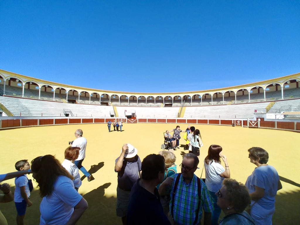 CosoLlanos's tweet photo. 🐓🌳 ¡Ayer recibimos una visita con mucho arte! 
La Peña Flamenca “Camarón de la Isla”, de San Fernando (Cádiz) y la Peña Flamenca de #Pozoblanco han celebrado una convivencia este fin de semana y recorrieron lugares señeros como el Pozo Viejo, @Covap o el @CosoLlanos. https://t.co/QNIEsEDK8q