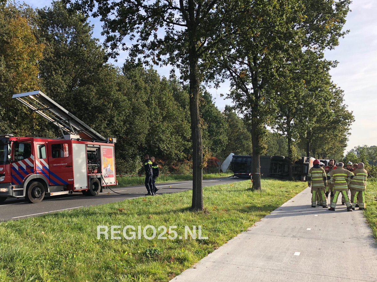 RWSverkeersinfo's tweet photo. Tankwagen omver op de #N352 bij Nagele. Men heeft nog wel even werk daar. Weg voorlopig dicht. (📸 @Regio25NL) https://t.co/ftHtamHy2i