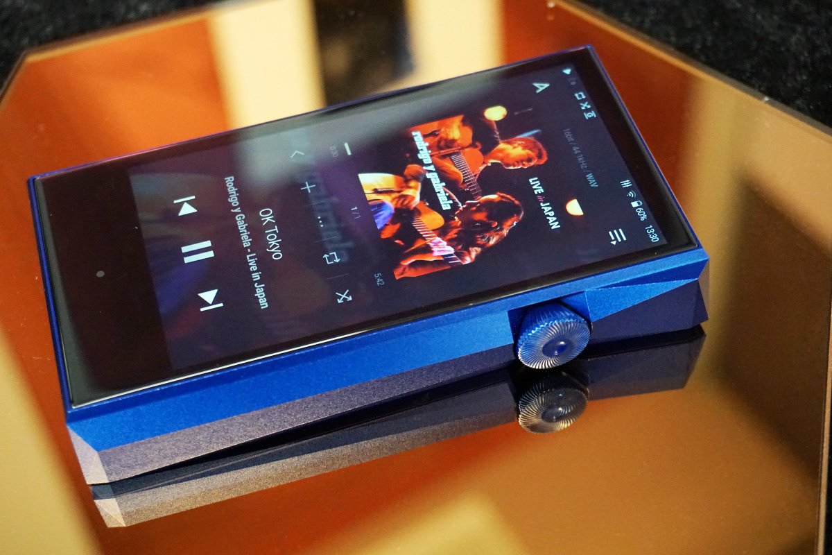 dmaaudio's tweet photo. 【青金藍色】

Astell&amp;Kern A&amp;ultima SP1000M 機身體積比起 SP1000 縮小達 18%，重量亦由 387g 下降至 203g，非常吸引！

SP1000M 最高對應 32bit/384kHz PCM、DSD256 (11.2MHz)，DSD 方面對應硬件處理。配合新的輸出設計，平衡輸出達 4.2Vrms。

#AstellnKern #SP1000M #DAP #portableplayer https://t.co/guxkr6XVoh