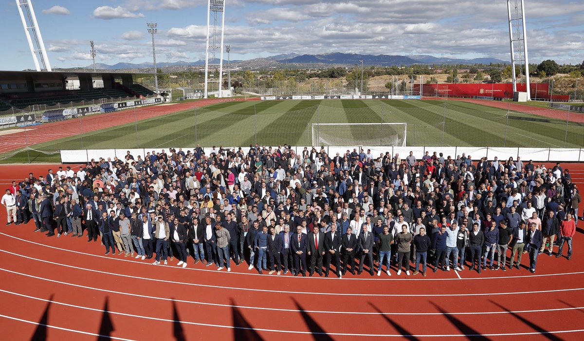 rfef's tweet photo. 📷 ¡Foto de familia! Los más de 600 entrenadores que han acudido a #LicenciaUEFAenRFEF posan en el campo principal de la Ciudad del Fútbol 

🔗 https://t.co/Iwo4M73Uhl https://t.co/gn8FNkiS5b
