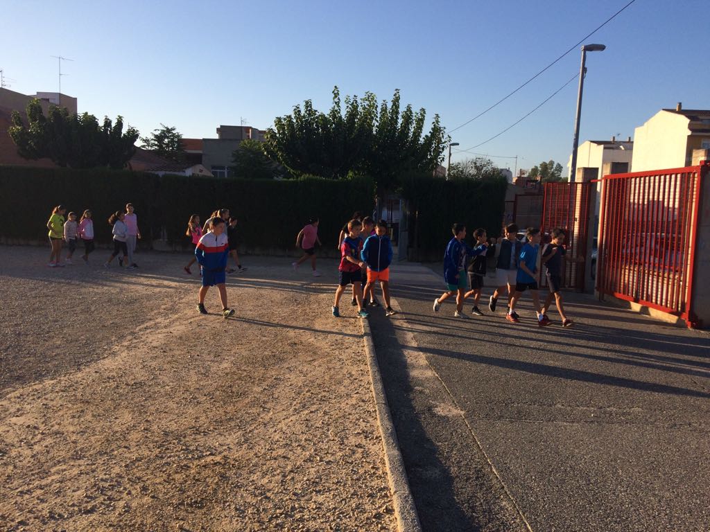ceiphlasheras's tweet photo. Nuestro proyecto "Educando en Salud" pone en marcha el programa "Mueve tu cuerpo, abre tu mente". Los alumn@s recorren unos metros a pie y en marcha, antes de entrar a sus aulas.🏃 https://t.co/4OqEnYtl4h