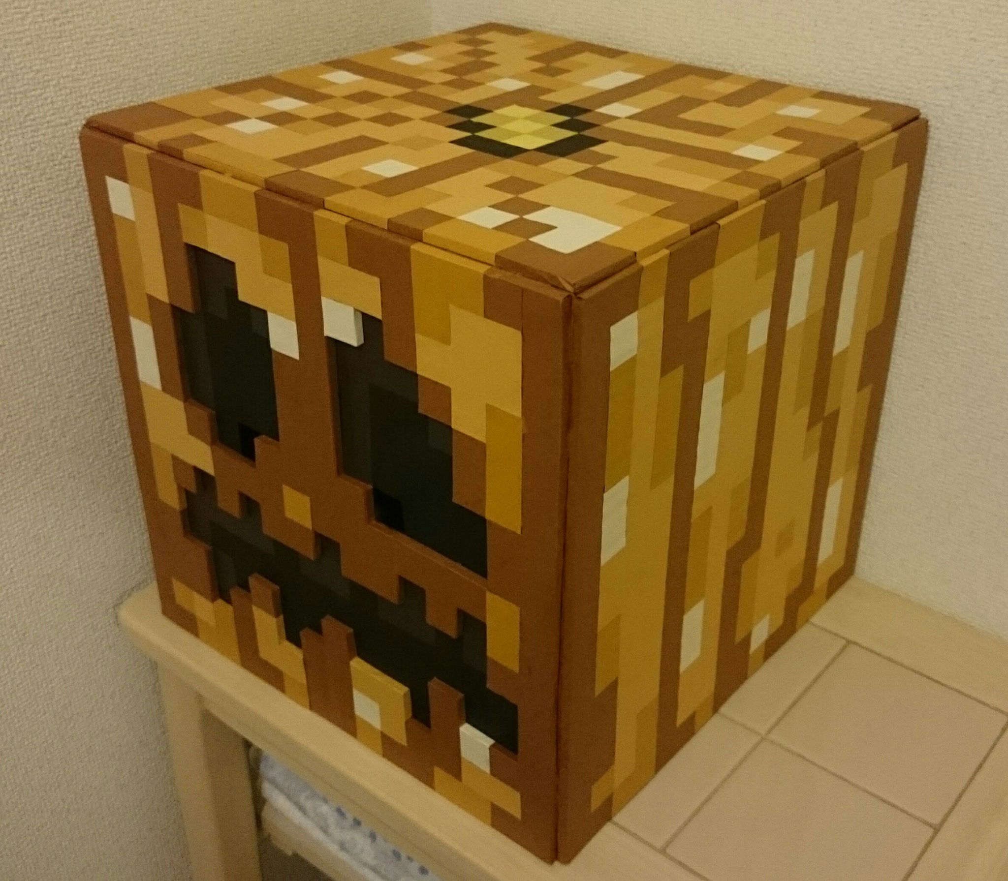 ぽんず En Twitter マインクラフトよりくり抜かれたカボチャを段ボールと色画用紙で作りました O マイクラ工作楽しかったです V 段ボール工作 紙工作 マインクラフト T Co Dy0w6ajjhx Twitter