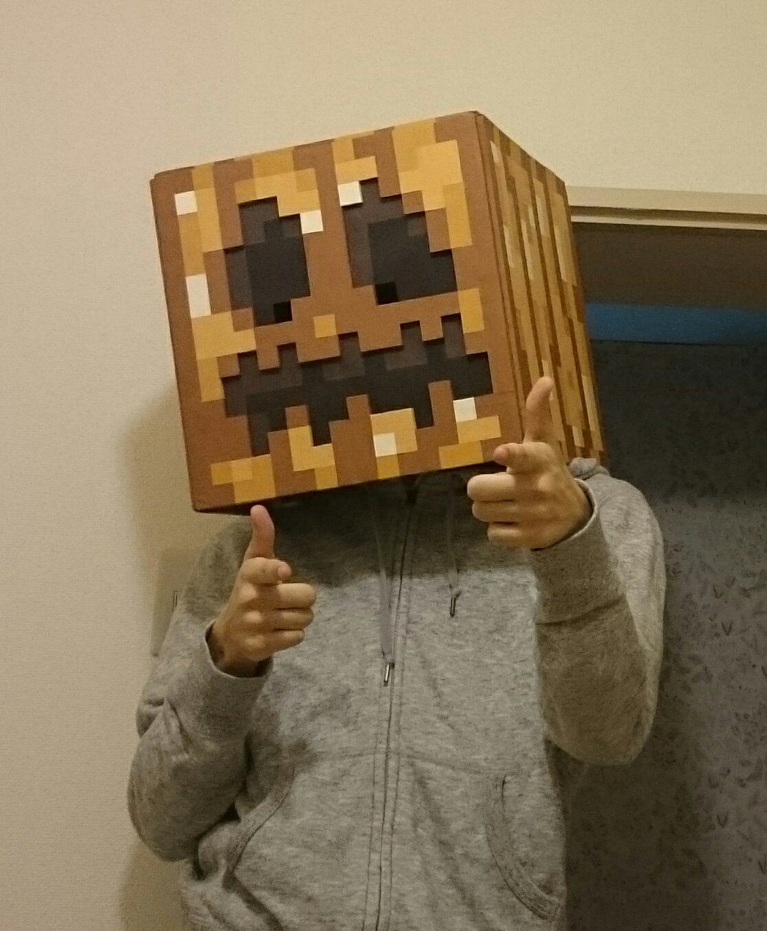 ぽんず En Twitter マインクラフトよりくり抜かれたカボチャを段ボールと色画用紙で作りました O マイクラ工作楽しかったです V 段ボール工作 紙工作 マインクラフト T Co Dy0w6ajjhx Twitter