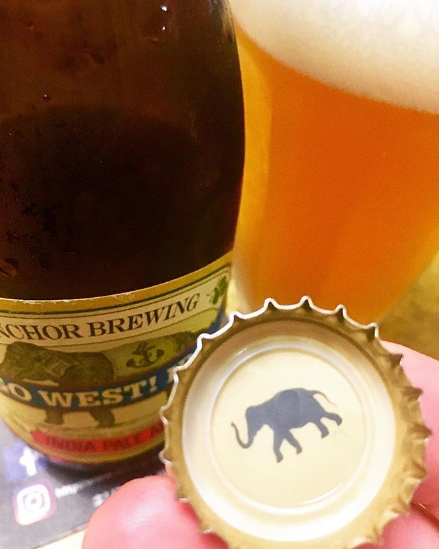 itochiro's tweet photo. 芸がこまかい こんな事が嬉しい
#gowestipa #anchorbrewing #sanfrancisco #craftbeer #クラフトビール #ロックンロール #王冠バッジ https://t.co/maZ8GBmAJd https://t.co/KKBrsaev4g