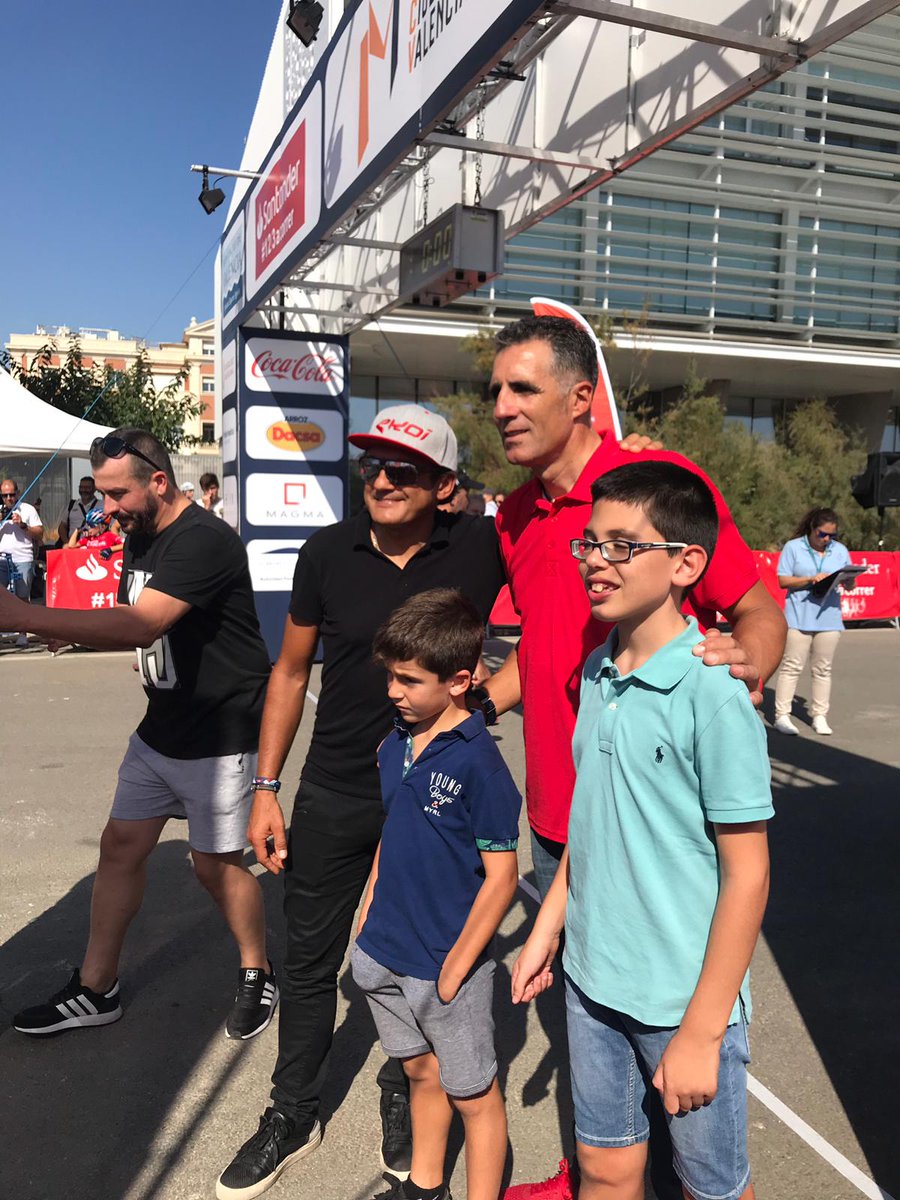 marchaciudadvlc's tweet photo. ¡Que el ritmo no pare! Ahora es el turno de las escuelas de ciclismo. ¡Emoción en estado puro con @isoladeldiablo y Miguel Induráin animando a nuestros chicos y chicas! #MCV2018 https://t.co/46HYyQ7usa