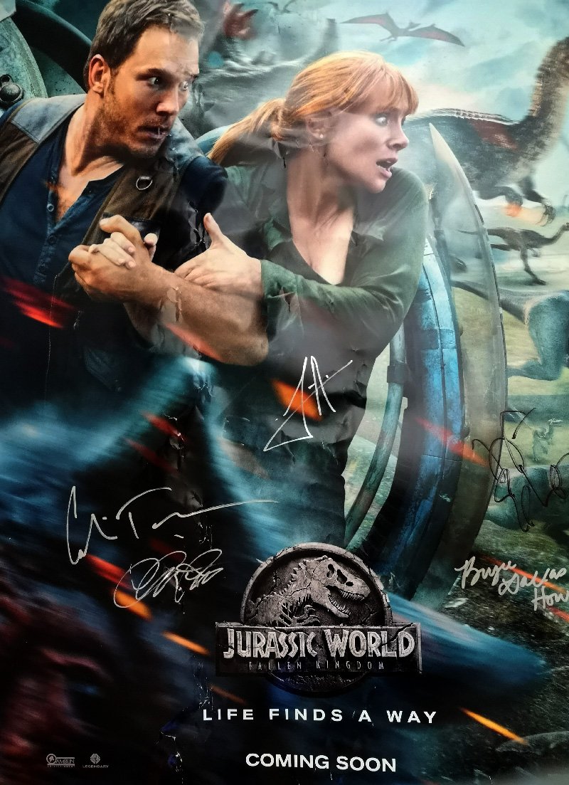 JournalDuGeek's tweet photo. 😍 RT &amp; Follow @JournalDuGeek pour tenter de gagner cette affiche du film #JurassicWorldFallenKingdom dédicacée par le cast ! 😱 https://t.co/KPWdMbasKC