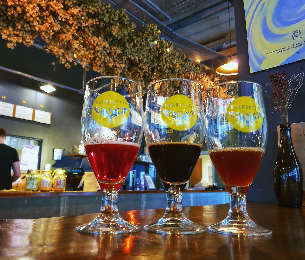 CafeBeermoth's tweet photo. Start the day the right way.
@alvinnebeer Alvinne Sour'ire De Mortagne Smoked Peaches, #Cantillon Rosé de Gambrinus, @PerennialBeer 17
#IMBCFringe 🍑🔥🍃🍫 https://t.co/Wnv9nRkPO7
