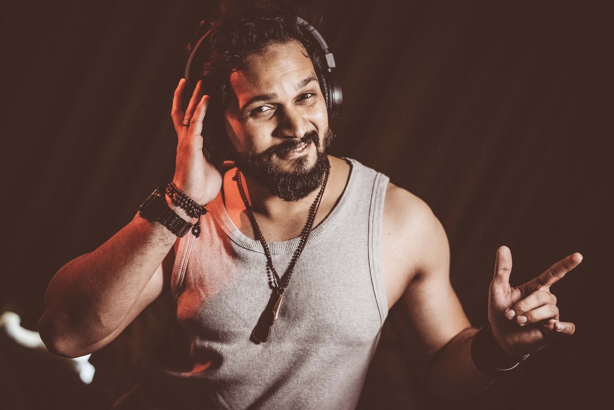 adilhameed86's tweet photo. The music beats
#model #modeldubai #menfashion #designer #glossmagazine #fashiontv #PFDC fashion week #timesfashion # fashion Week #lollywoodian12 #divamagzinepaskitan #QHShowcase #QHS #HUMTV #GLOSS Magazine
#humtvpakistanofficial #nichelifestyle
#celebritiespk #mybollywoodbody https://t.co/WqpqhnYxH7
