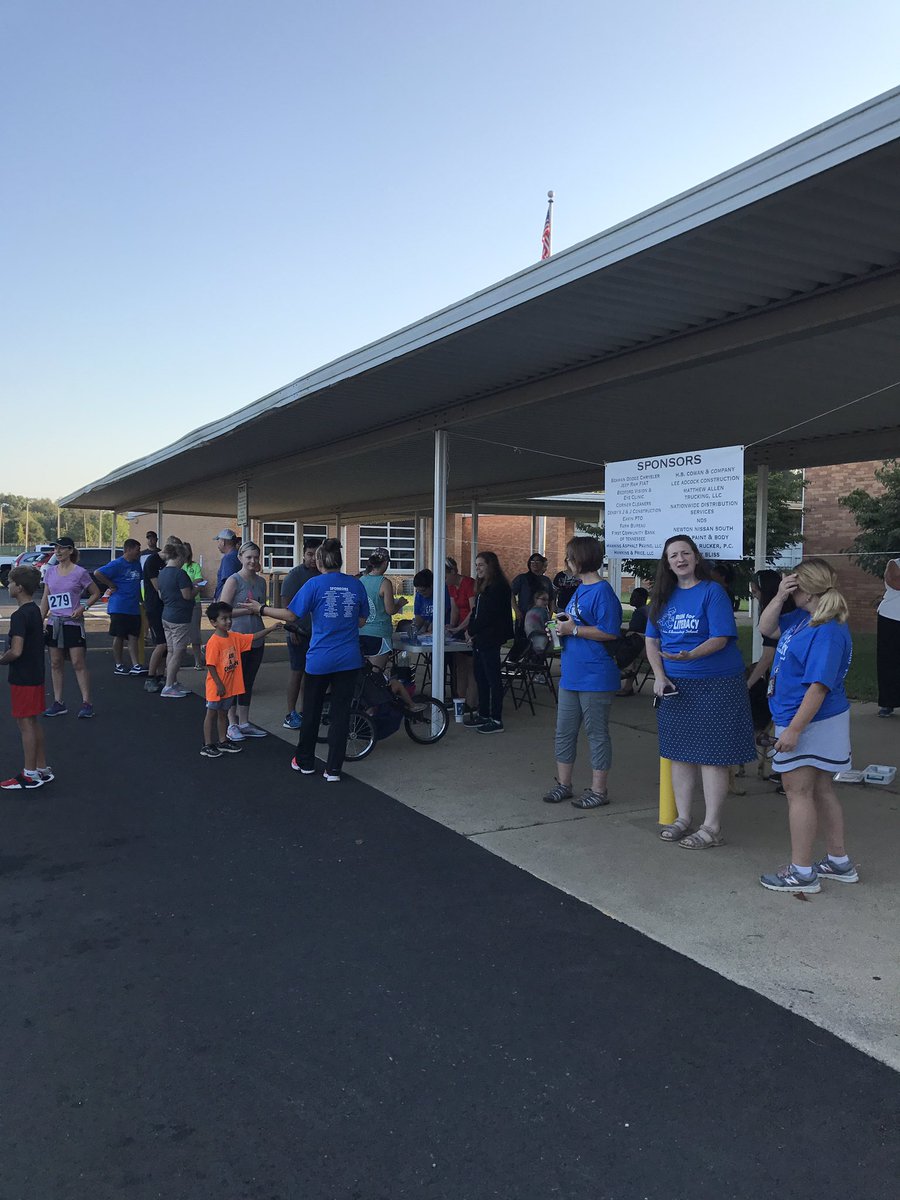 Dulciedavis2's tweet photo. #EakinLiteracyRun #Thanks to our sponsors #amazing https://t.co/xwOj5lKufO