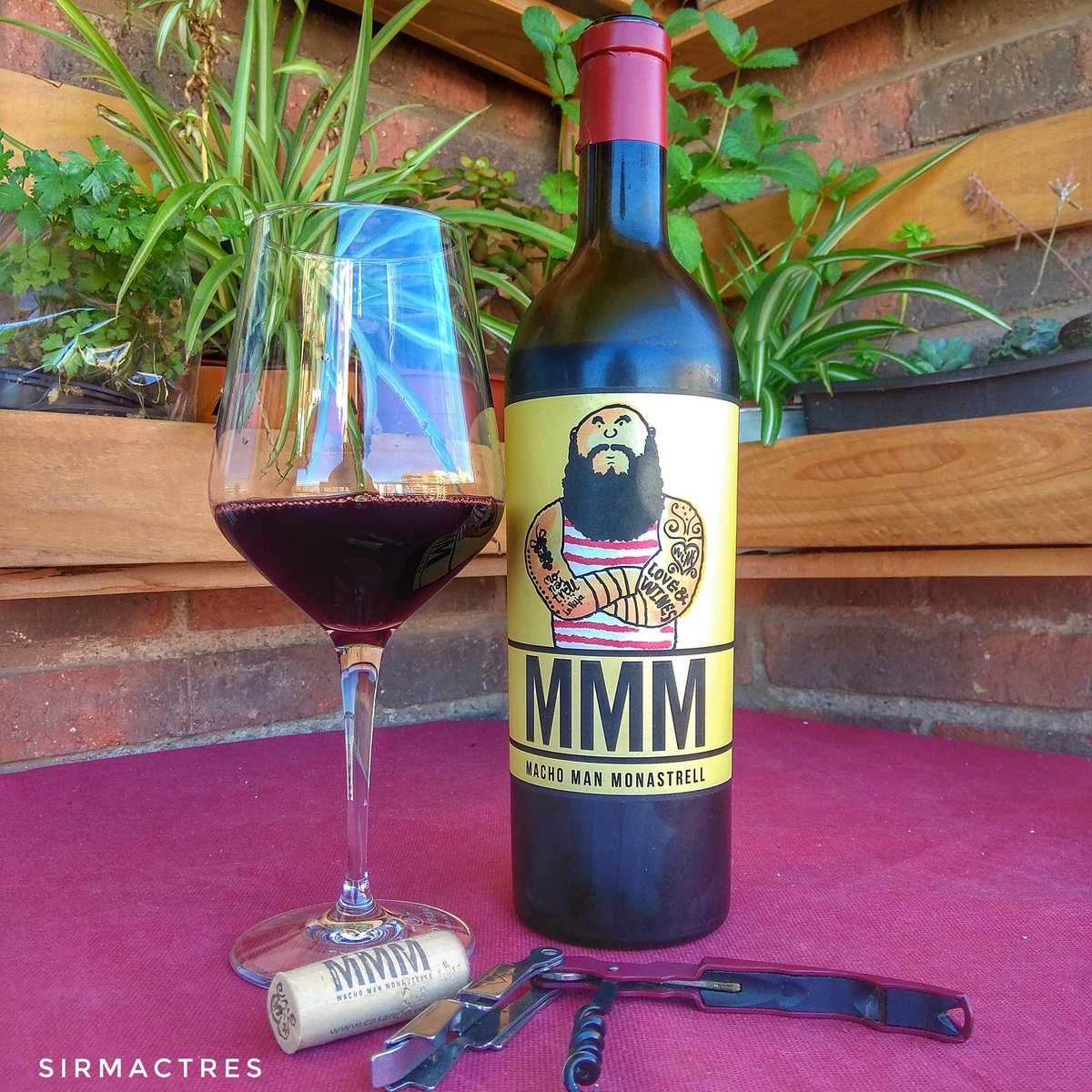 SirMactres's tweet photo. Sábado para disfrutar de este #machomanmonastrell de @BodegasCasaRojo , apurando el 2014...#winelover #winetime #wineaddict https://t.co/yQDQYALzzg