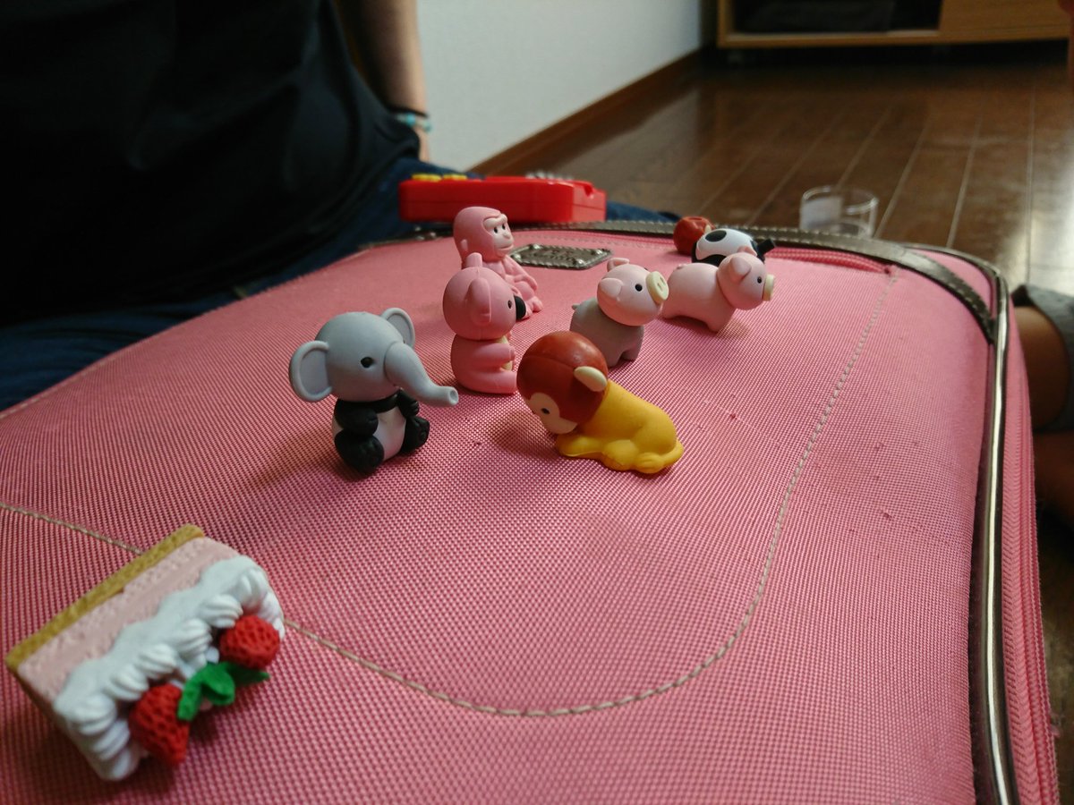 saya_chamomile's tweet photo. さくらこさんが我が家にベビーシ……ン゛ンッ……遊びにきてくれました☺うちに泊まって明日一緒にスパーク参戦します💪
明日いらっしゃる方、ぜひ会場でお声掛けさせてください🌼

娘ともすぐに仲良くなって遊んでくれてるなーと思って近づいたら大分サイコパスな遊びをしていました。 https://t.co/50J1I98ZHR