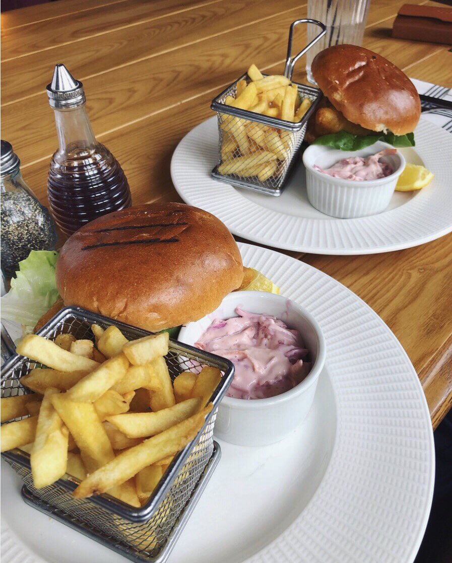 Stanneylands's tweet photo. Escape the cold and join us for some comfort food, you can’t beat a good burger! Some of our happy diners captured this tasty looking picture today 🍔📸 #happydiners #happycustomer #burgers #comfortfood #autumncold #thestanneylands #cheshire 
Thanks @gbhospitality! https://t.co/8dEbFgXImQ