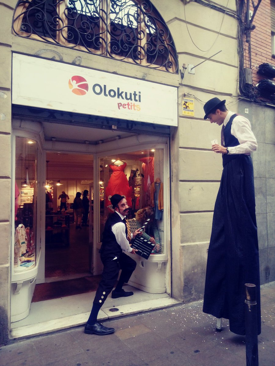 GraciaComerc's tweet photo. Aquest matí el cercavila dels xanquers ha repartit els vinils entre els comerços adherits a @GraciaComerc perquè tothom els pugui identificar el Comerç implicat amb el barri! #ObrimPerTu
@Bcn_Gracia @BCN_Comerc
#ComerçalCarrerGràcia https://t.co/iYzIl1tSBy