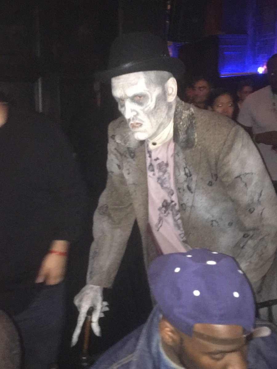 MufsinM's tweet photo. Making myself comfortable with some creepy guests last night at a screening for @haunting. #HauntingofHillHouse #Netflix #highlinehotel https://t.co/ohW79csVc4
