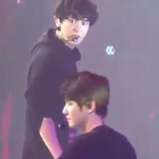 9261O4's tweet photo. ถ้าถามว่าปีนี้ขำโมเมนต์ไหนของชานแบคที่สุด ก็คืออันนี้เลย 55555 https://t.co/cyMXeHijiW