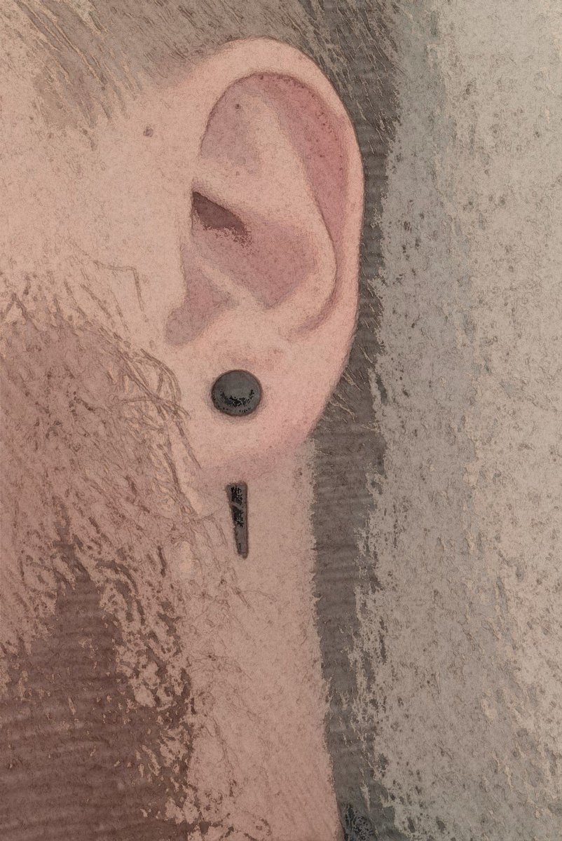 BerstGR's tweet photo. Wieso hat mir eigentlich keiner gesagt, dass das #ohrloch Weiten so hundewehtut 😅🙈
Man kann sich das Wochenende auch anders versauen 😁

#piercings #pain #weekend #noheadset https://t.co/YXJQ9FDQma