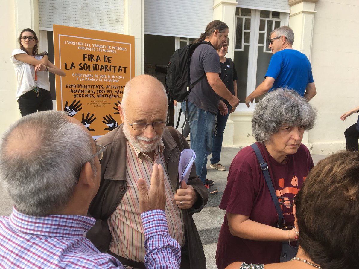 FIRA DE LA SOLIDARITAT. L’Arcadi Oliveres ens recorda temes fonamentals: lluita contra la fam i venda d’armament, abolició del deute extern, consum responsable... per damunt de tot COMPROMÍS I COHERÈNCIA #badalona #cohesiosocial