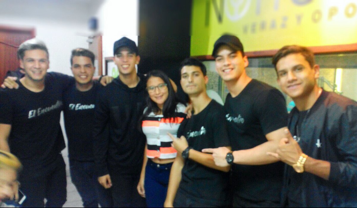 Jhoselin293's tweet photo. #elencuentro los mejores en 95.9FM  mi mejor sorpresa gracias primo mas que mi primo mi hermano💜 @EduardoMakeM2 @memomusicve @Abrahanrome_ @dannysanzmusic @DanielAlbornozV los ameee mucho y hoy en el #fashionshowidoljose no me lo pierdo mas fotos con ustedes @memomusicve  te amo https://t.co/Bmu7squixb