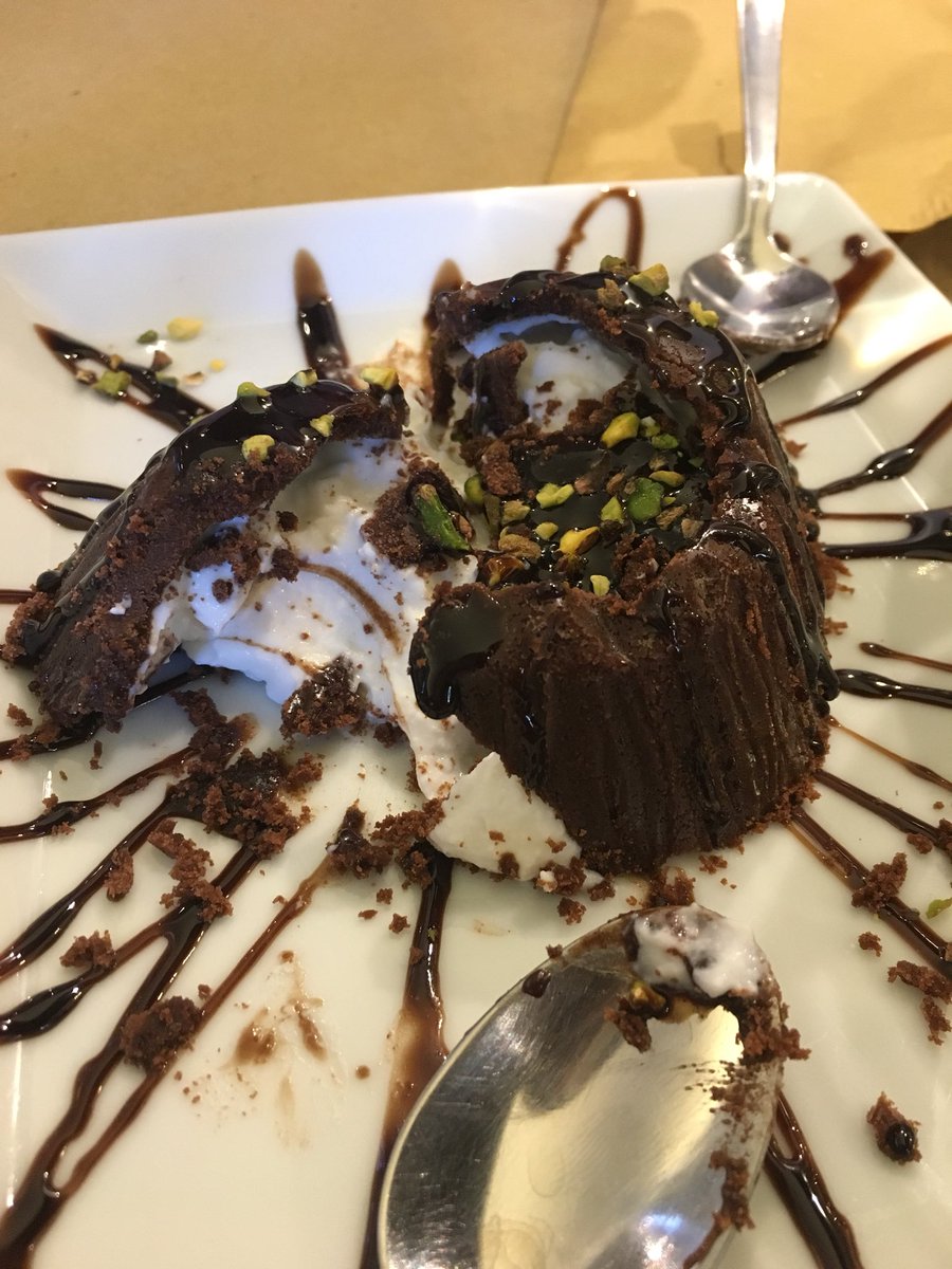 E per concludere, fico d’india marinato con limone pepe e basilico, e un finto tortino che in realtà é un guscio di biscotto che racchiude un cuore di ricotta golosissimo! Tutto questo da MM trattoria a Catania! <a href="/METRO_Italia/">METRO Italia</a> <a href="/saygoodITA/">saygood</a> #9OttobreNightOut #loveownbusiness #ad
