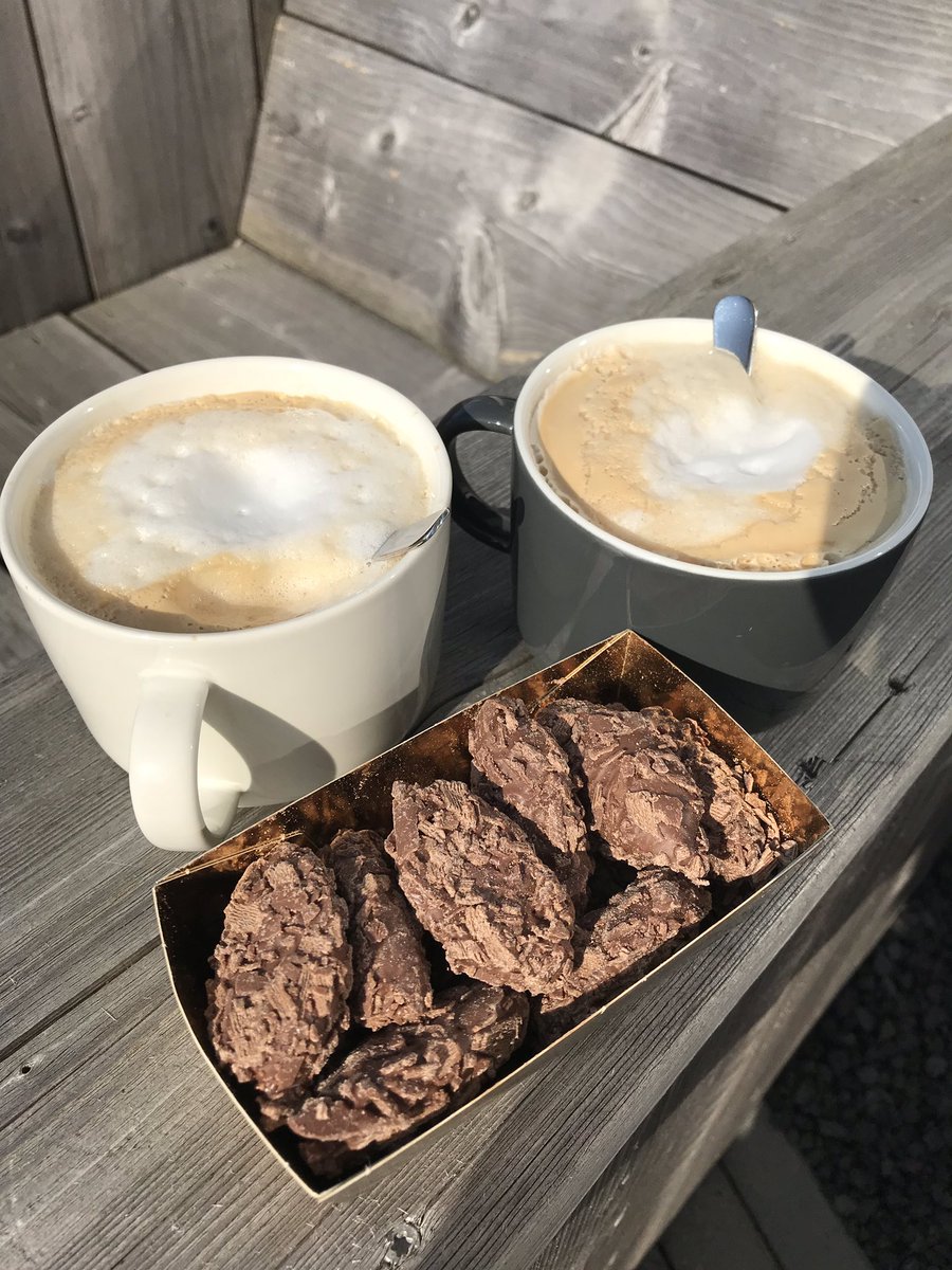 marionsetz's tweet photo. Yes! Koffie! Met dank aan @abbywolters68 #simonlevelt #cappuccino #truffels #zonnetje #weekend #genieten https://t.co/5UoK1f2iWj
