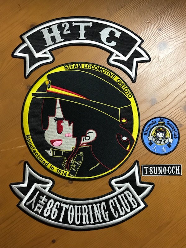 Tsunocch's tweet photo. 刺繍屋さんの定春様と一ヶ月打ち合わせいたしまして、、！
遂に出来上がりました！

人吉86ツーリングクラブ
略してH2TC！

人吉発、まいてつファンによるバイククラブ、発足です！
お世話になっているライトストーンのマスターさんに着てもらいましたw
ハチロクと一緒に人吉街道走るぞ〜！
#まいてつ https://t.co/6YjLYtTfzu