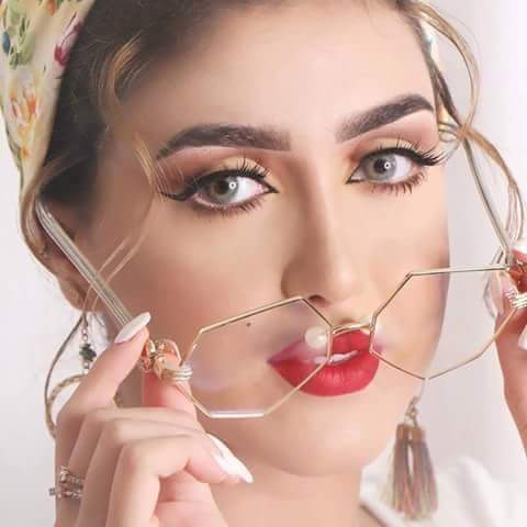 إن كان البقاء 
بارداً سخيفاً .. فالغياب 
هو : الحل الأمثل أنصاف الحلول - لا تليق بي .@