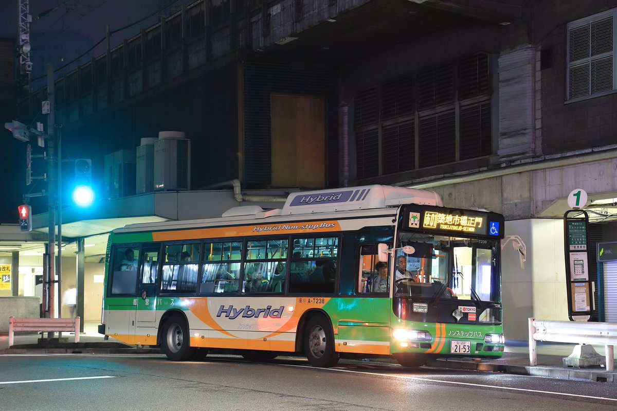きこう 本日10 6 土 をもって築地市場が閉場 そのため市01系統の築地市場行きも見納めとなりました 市場内のトラック やターレなどがひっきりなしに走り回る忙しい状況の中を都バスが走るのはちょっと変わった雰囲気でした あと 早朝1本だけの築地市場