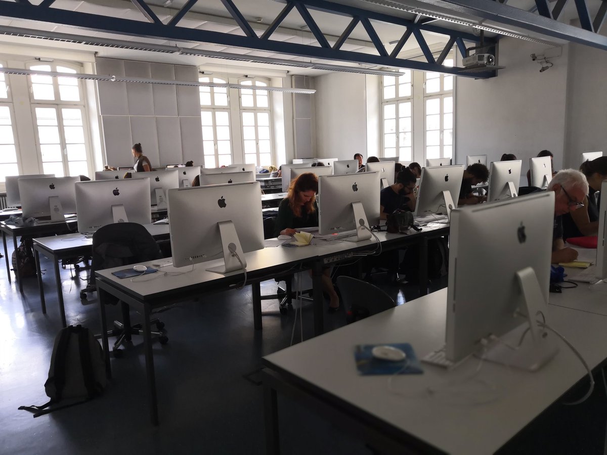 CarloFelice's tweet photo. Tutti concentrati sulla scelta dei dataset e delle forme di visualizzazione al workshop di #VJS18 alla @unibz_news. @gamadori questo di @fedfragapane è un evento che non vale per i crediti formativi per giornalisti, ma il format è il più utile per i colleghi che vogliono imparare https://t.co/H6WWIMst2O