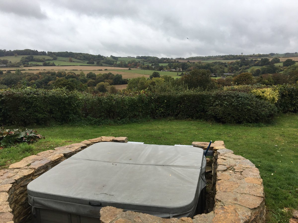 SmithxxxJessica's tweet photo. A hot tub with a view... https://t.co/dqV1JTYwun