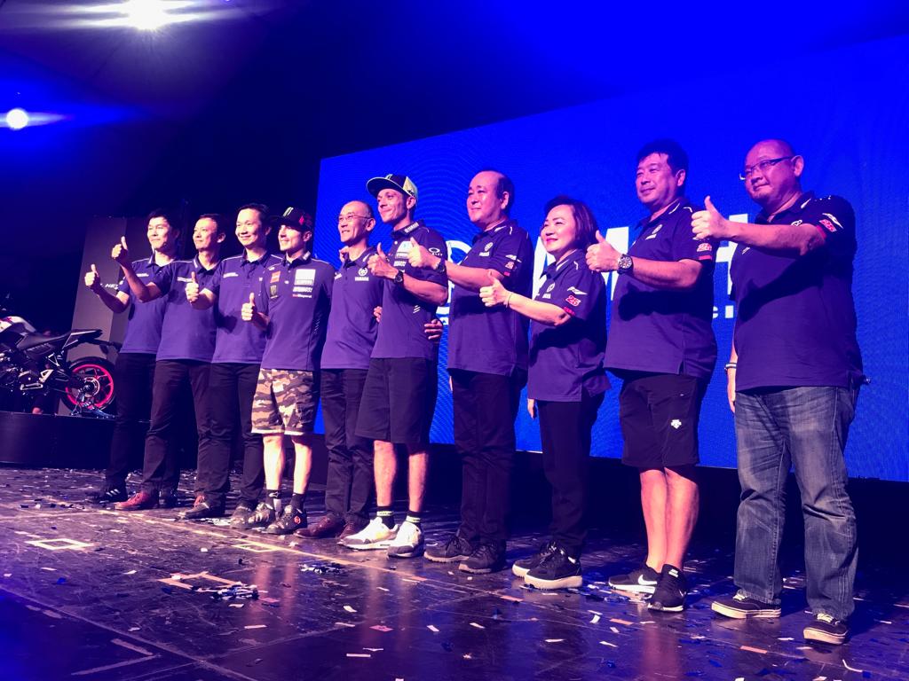 YamahaMotoGP's tweet photo. Another big event!
@maverickmack25 and @ValeYellow46 helped launch the all new Yamaha MT-15 this evening.
For the full video see: https://t.co/sQdPB2MI9B (start watching from 09:50)
#Yamaha | #RevsYourHeart | #MovistarYamaha | #MotoGP | #ThaiGP | #MT15 | #BornOfDarkness https://t.co/smxVCk5yqJ