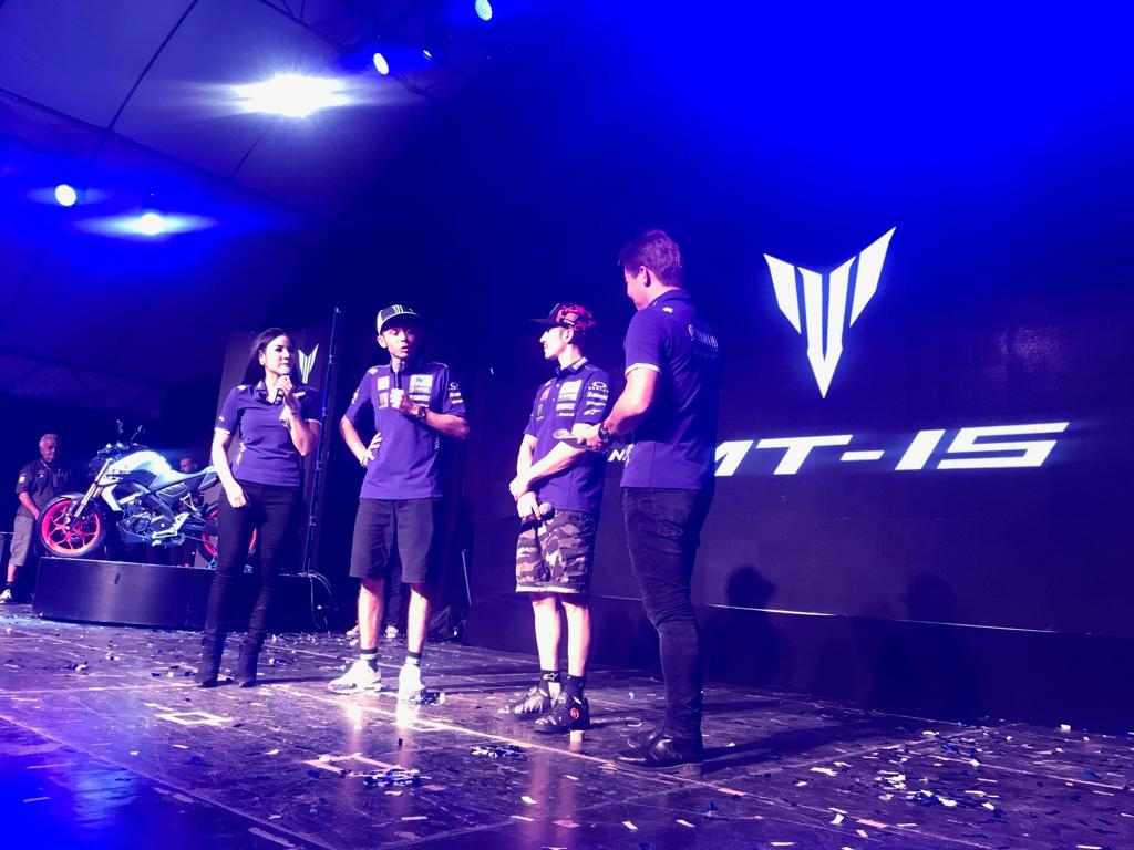 YamahaMotoGP's tweet photo. Another big event!
@maverickmack25 and @ValeYellow46 helped launch the all new Yamaha MT-15 this evening.
For the full video see: https://t.co/sQdPB2MI9B (start watching from 09:50)
#Yamaha | #RevsYourHeart | #MovistarYamaha | #MotoGP | #ThaiGP | #MT15 | #BornOfDarkness https://t.co/smxVCk5yqJ