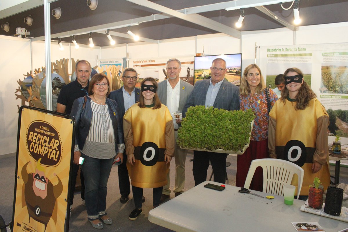 ajtarrega's tweet photo. 📸La 19a Fira del Medi Ambient converteix #Tàrrega en un gran aparador verd que promou la conscienciació ecològica. La restauradora @adaparellada inaugura el certamen reivindicant el patrimoni culinari autòcton. Un ampli programa d'activitats fins diumenge #FiraMediAmbientTàrrega https://t.co/fUr8613QC7