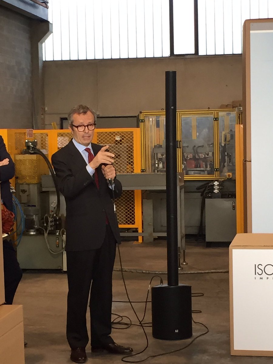 GiuseppeGuerin1's tweet photo. Il dott. Longhi dell'industria #ITALFIM noi non facciamo beneficienza ma abbiamo trovato nella #CooperativaSociale #BergamoLavoro un partner affidabile che ci fornisce lavorazioni di qualità e con queste siamo competitivi e solidali ! https://t.co/6mh1hOB3a9