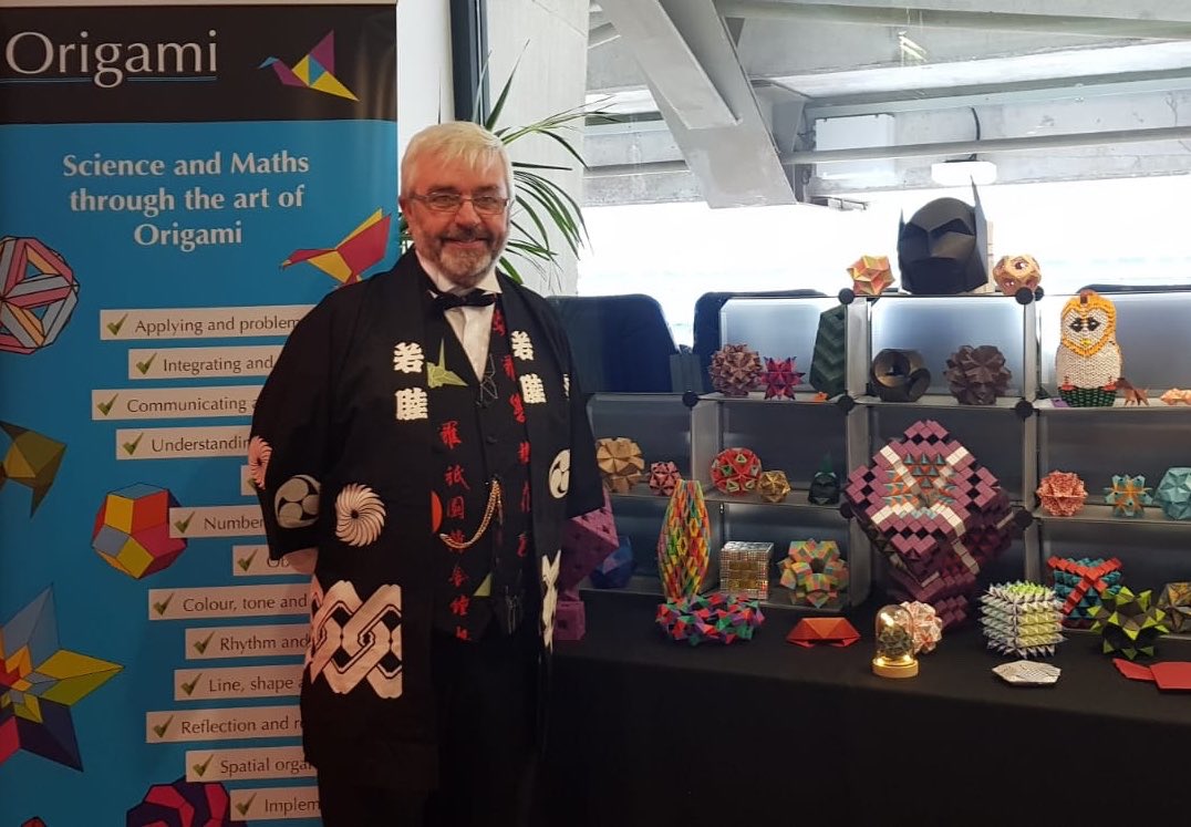 OrigamiBrasil's tweet photo. RT @birdsgalway: All set for a great day folding. Origami in Croke Park #JCON #jconireland #origami #origamiart #origamigalway #instaorigami #origamiartist #paperfolding #geometricorigami https://t.co/6pTzcYjg0z