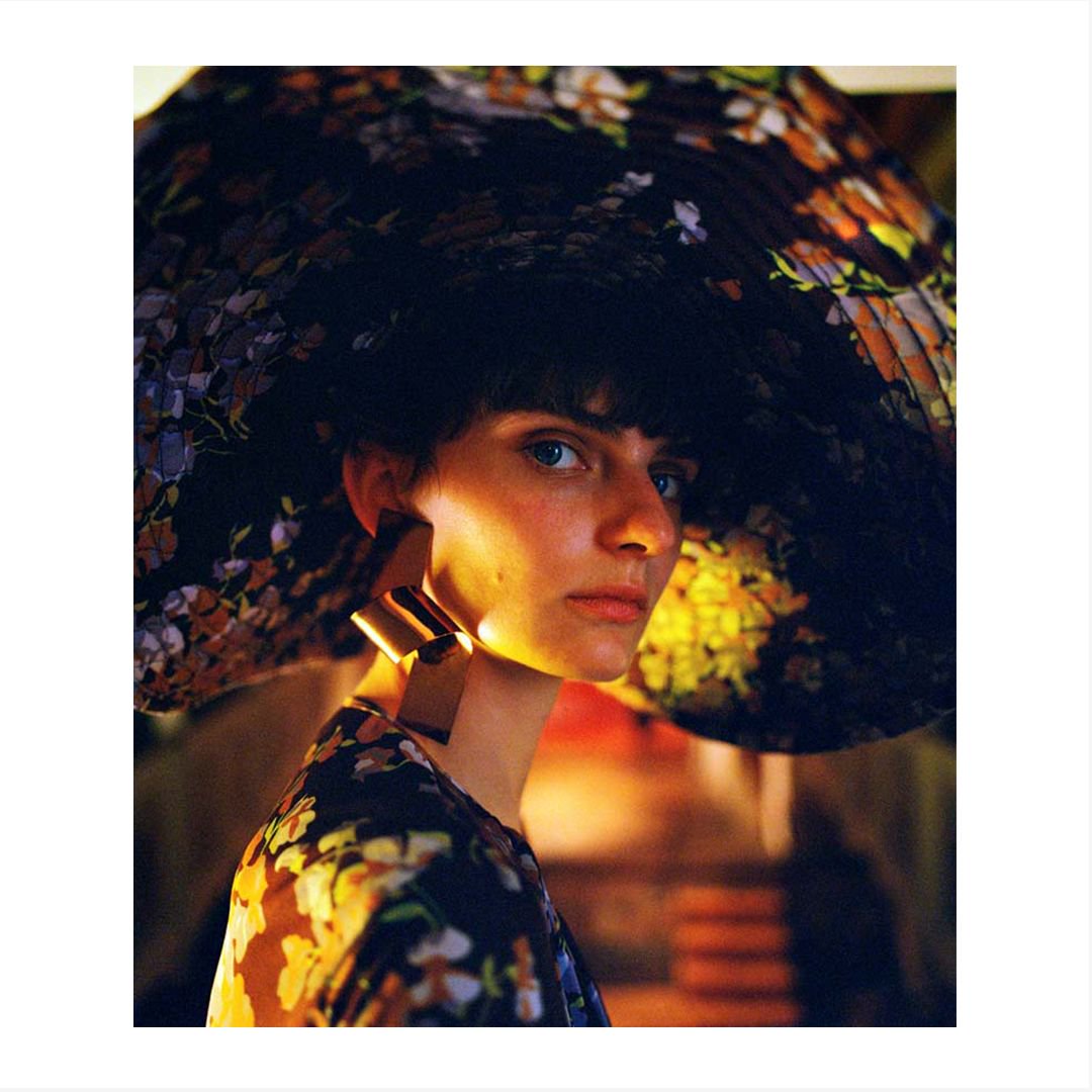 MulberryEngland's tweet photo. Screen Sirens: For AW'18, our Creative Director #JohnnyCoca was inspired by the glamour of the silver screen - and we love @ODDAmagazine's take on our seasonal theme. Starring #OliwiaLis, photographed by #ScottiLeonardo and styled by #GeorgiaTal.
#MulberryEngland https://t.co/O3YibP0yW0