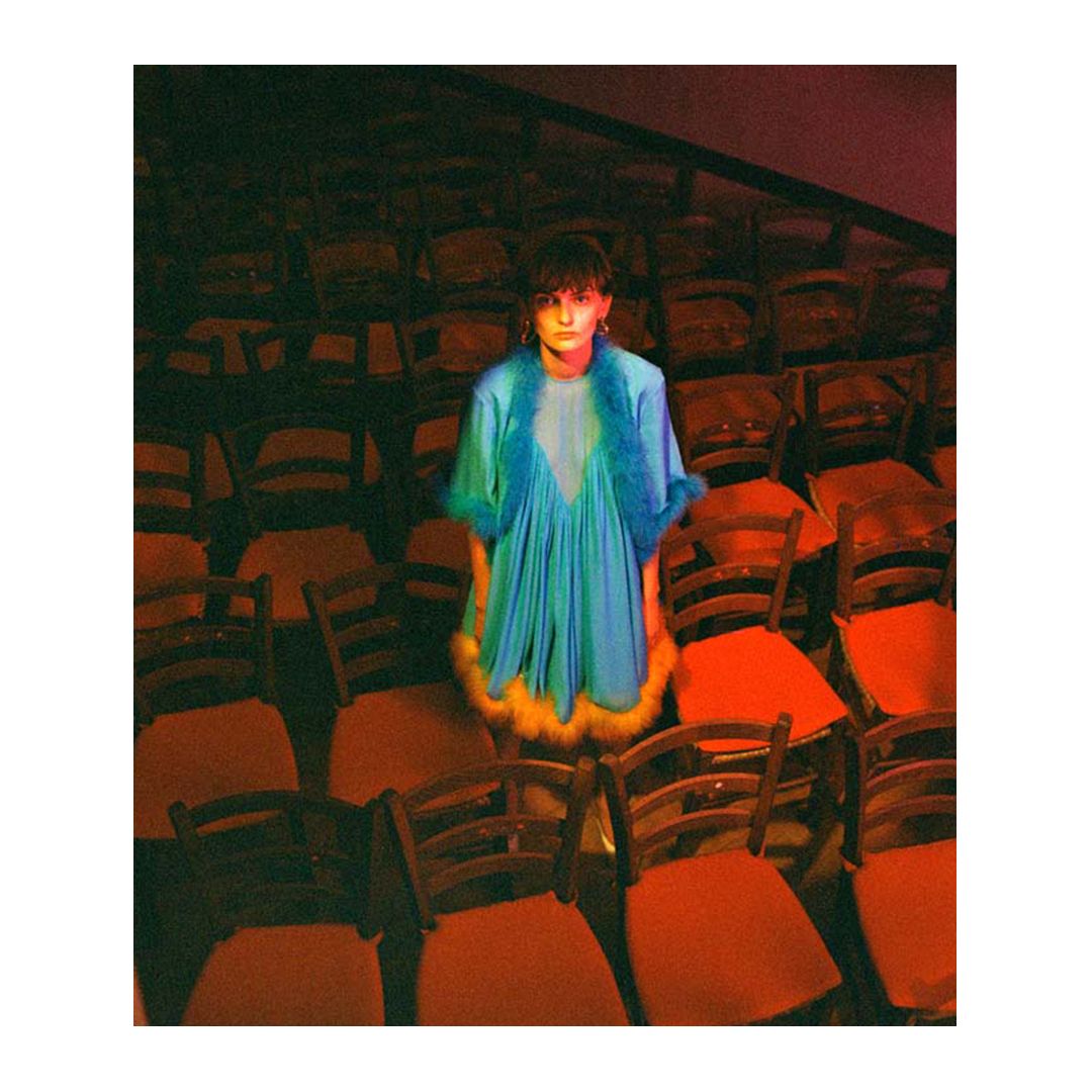 MulberryEngland's tweet photo. Screen Sirens: For AW'18, our Creative Director #JohnnyCoca was inspired by the glamour of the silver screen - and we love @ODDAmagazine's take on our seasonal theme. Starring #OliwiaLis, photographed by #ScottiLeonardo and styled by #GeorgiaTal.
#MulberryEngland https://t.co/O3YibP0yW0