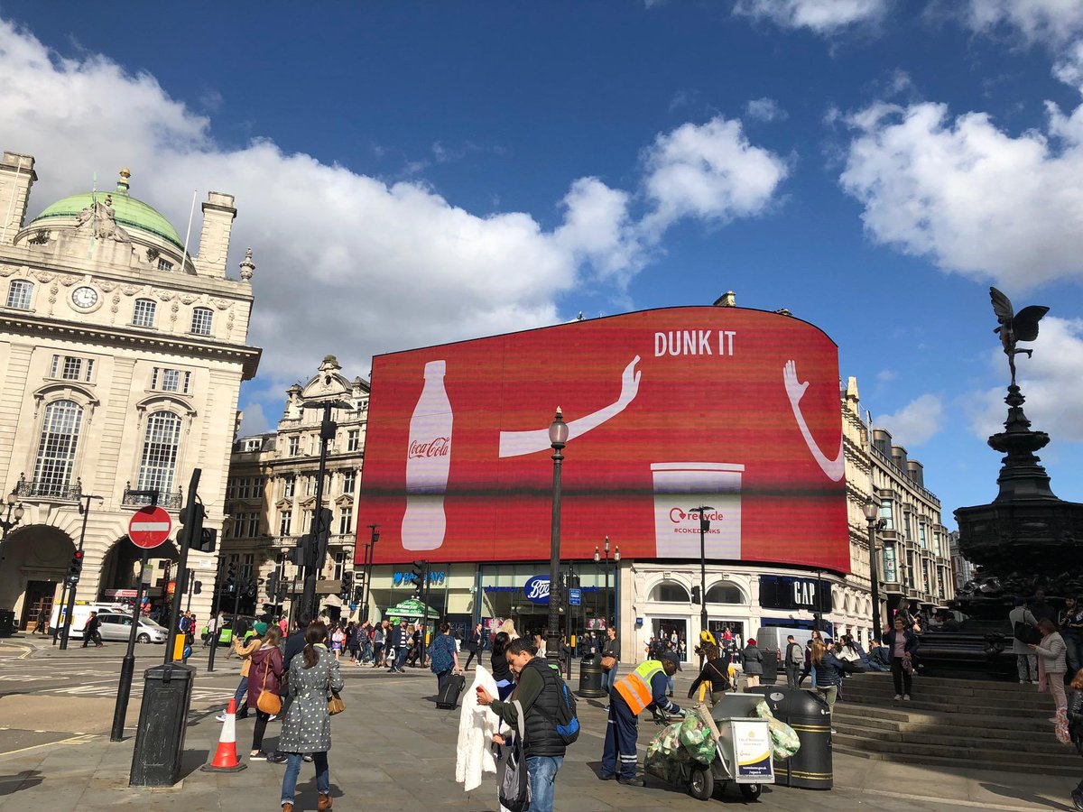 CocaColaEP's tweet photo. To celebrate #RecyclingWeek, Coca-Cola took over the famous billboard in Piccadilly Circus to showcase our new adverts #ActionOnPackaging #CokeDunks https://t.co/afte3UTRvF