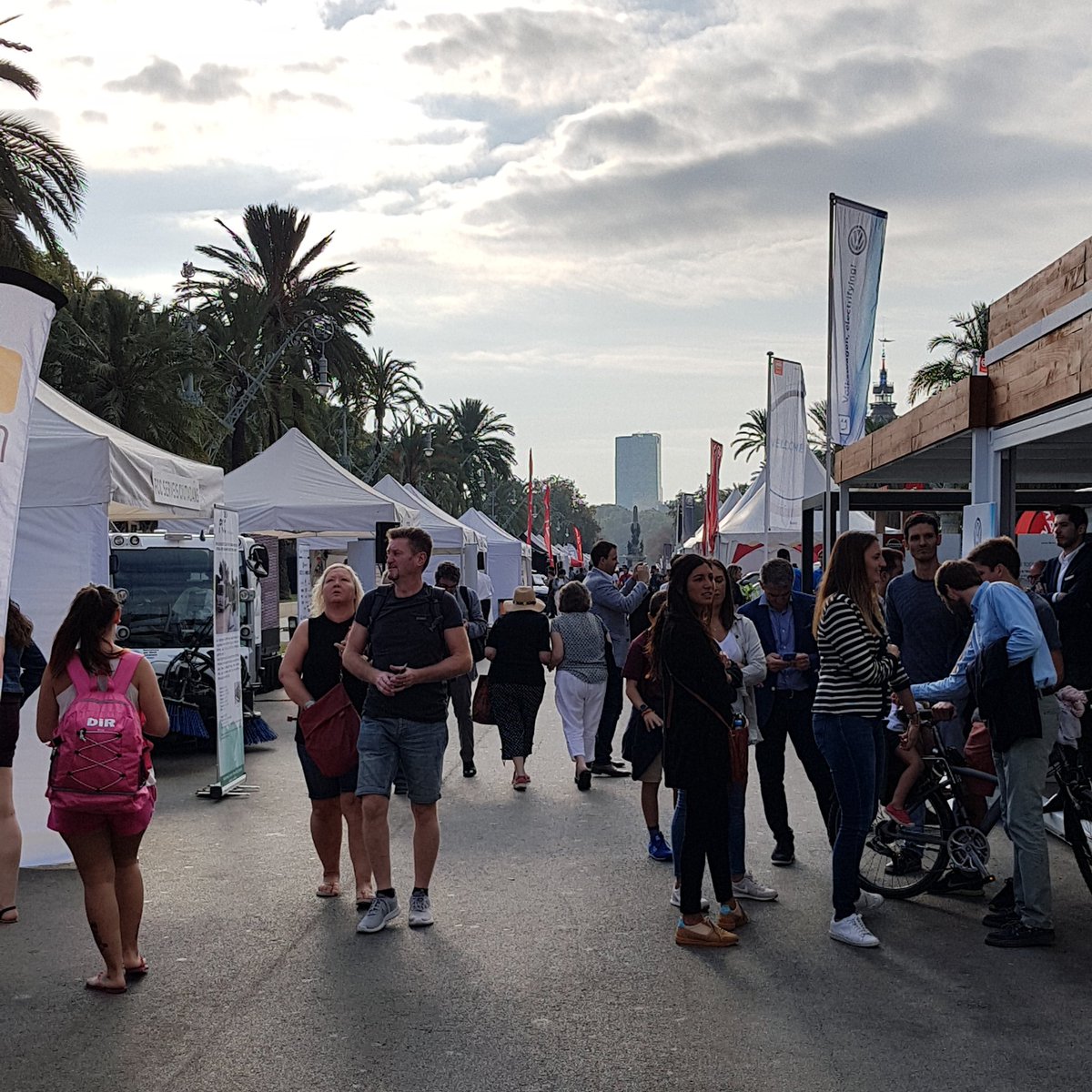 liveprojectbcn's tweet photo. La 8a edició de l'#Expoelèctric2018 ja en marxa! 🔋🔌🚗

Inaugurem l'esdeveniment més important del sud d'Europa sobre #mobilitatSostenible de la mà del seu director, @RamonCaus, i les autoritats.

Us esperem a l'Arc de Triomf a #Barcelona! https://t.co/2YR3mjTCdY