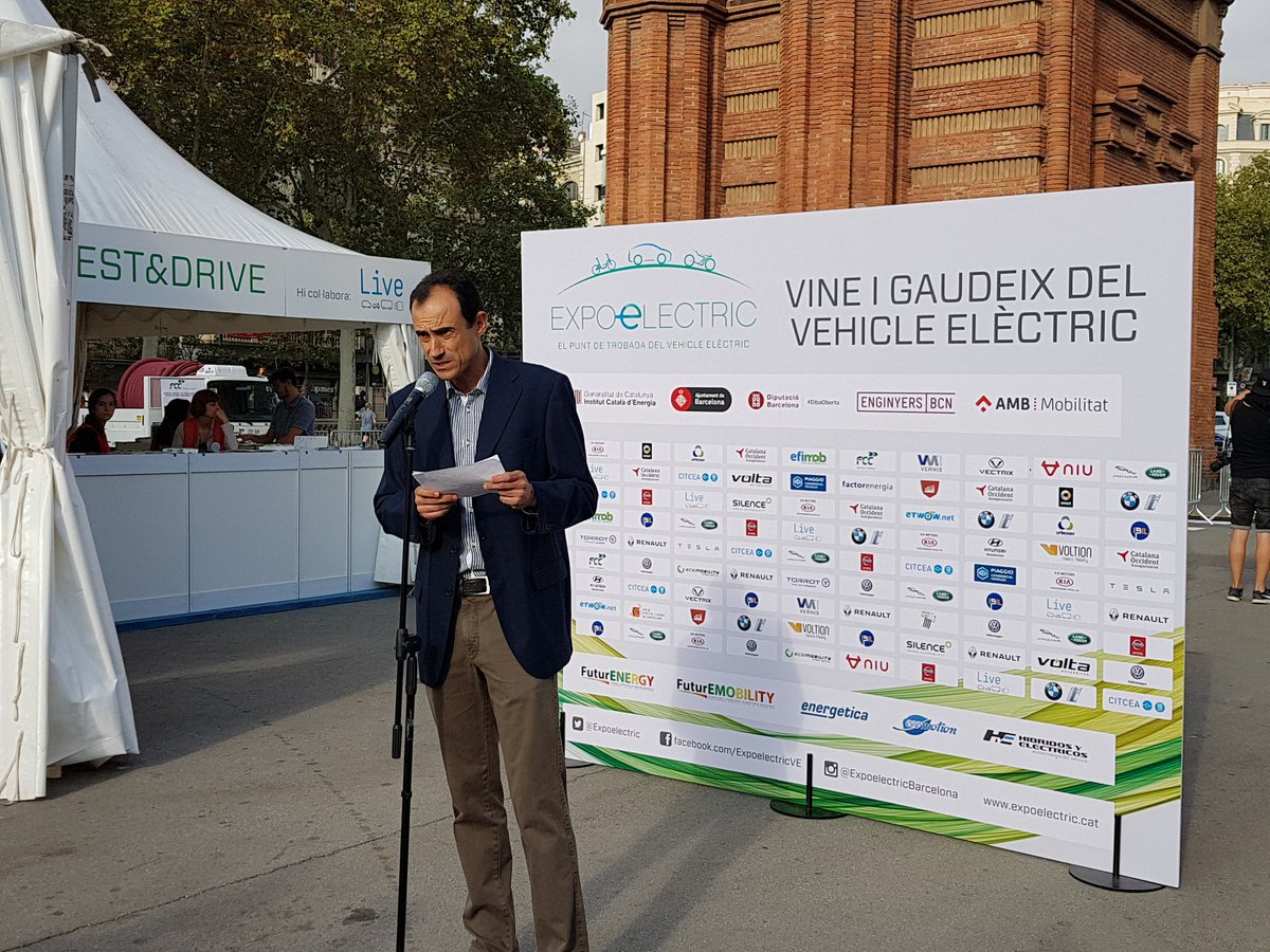liveprojectbcn's tweet photo. La 8a edició de l'#Expoelèctric2018 ja en marxa! 🔋🔌🚗

Inaugurem l'esdeveniment més important del sud d'Europa sobre #mobilitatSostenible de la mà del seu director, @RamonCaus, i les autoritats.

Us esperem a l'Arc de Triomf a #Barcelona! https://t.co/2YR3mjTCdY