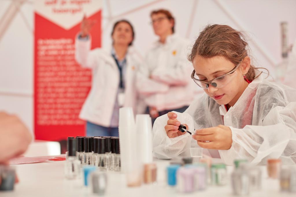 Shell_Moerdijk's tweet image. Gezelligheid op de 50ste verjaardag van Shell #Moerdijk! 🎉 De nageltjes💅 worden mooi gelakt en haartjes zitten netjes strak👱💈! #OpenHaven #DagvandeChemie