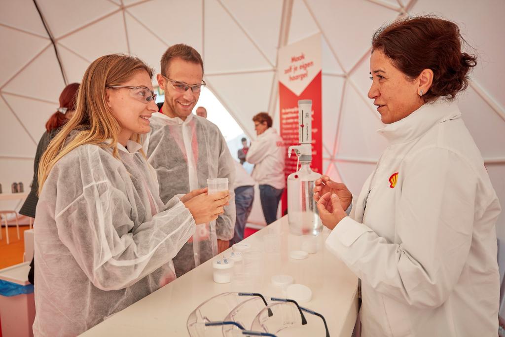 Shell_Moerdijk's tweet image. Gezelligheid op de 50ste verjaardag van Shell #Moerdijk! 🎉 De nageltjes💅 worden mooi gelakt en haartjes zitten netjes strak👱💈! #OpenHaven #DagvandeChemie