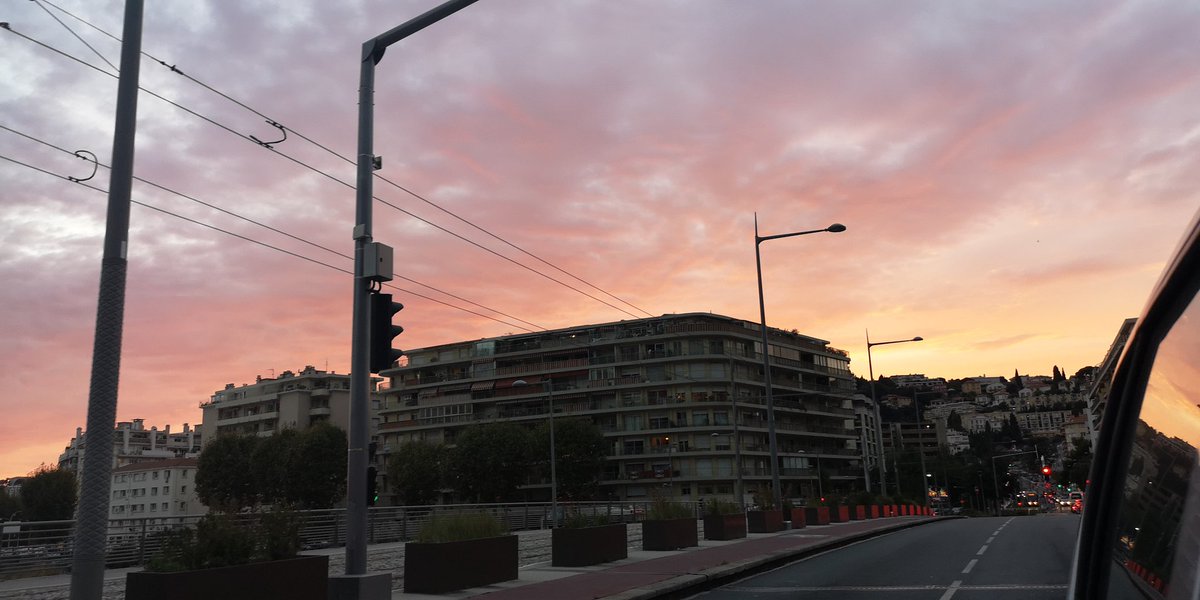 AskipDory's tweet photo. Hier soir quand je rentrais à la maison j'avais ce ciel j'étais éblouie https://t.co/VfmqScYV3z