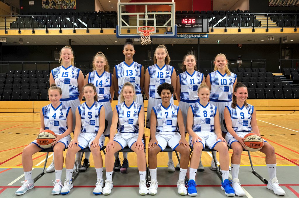 BAZwolle's tweet photo. Vrouwenteams jeugdopleiding @LandstedeBasket 
VU20, VU16 en VU14
#BAZWOLLE https://t.co/a4I7hNg6fj