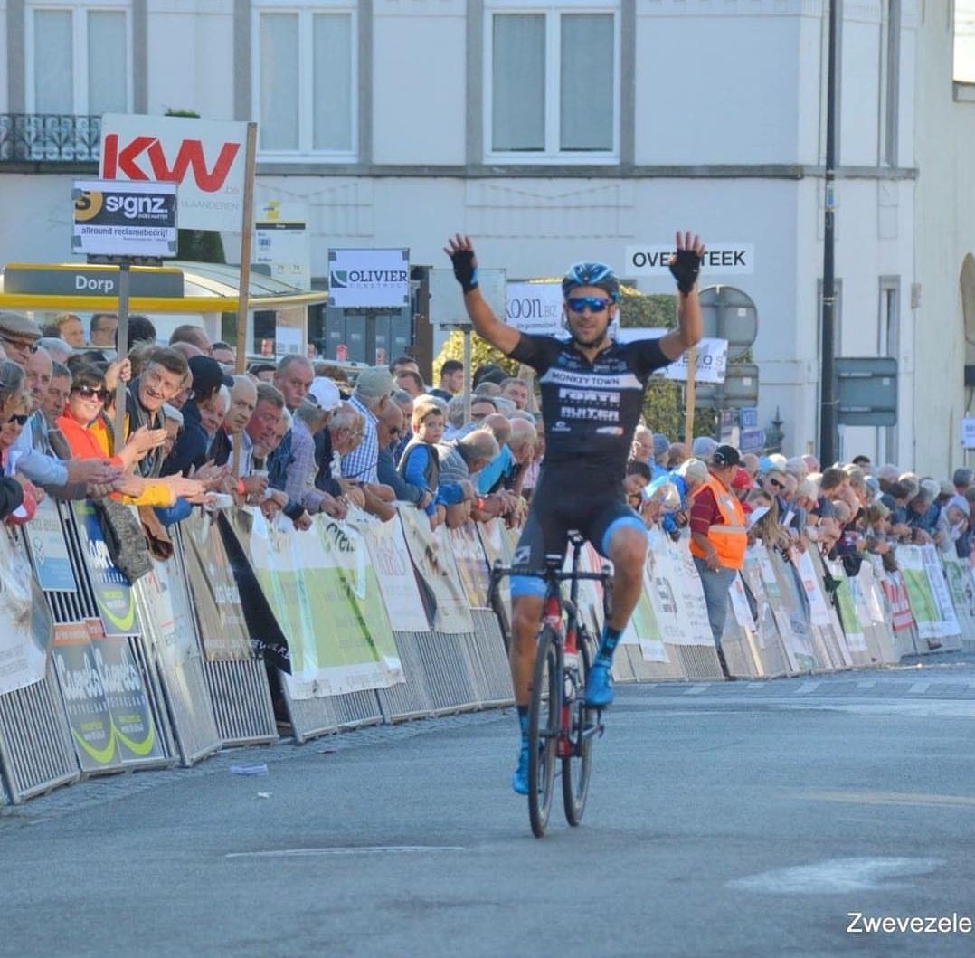 ZXCycling's tweet photo. 🇧🇪 @zwevezelekoerse results

1 🇳🇱 @schultingpeter
2 🇧🇪 @Xandro_Meurisse
3 🇳🇱 @IvarSlik
4 🇧🇪 @robbycobbaert
5 🇧🇪 @DimitriPeyskens
6 🇧🇪 @IljoKeisse
7 🇳🇱 @larsvandenberg2
8 🇧🇪 @vanov_99
9 🇧🇪 @Tim_Declercq
10 🇳🇱 @PiotrHavik

@Flahutecc #ZwevezeleKoers https://t.co/XjyVCzmUPv
