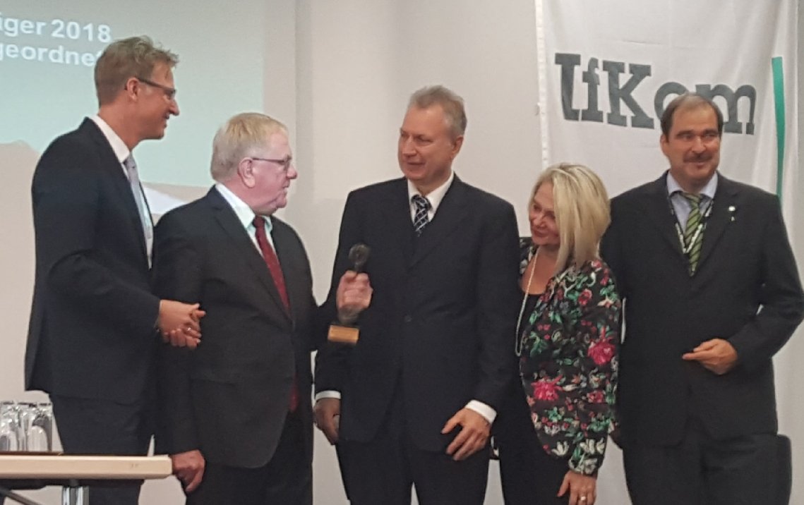 WilfriedGrunau's tweet photo. .@IfKom_eV Ehrenpreis für MdB Reinhold #Sendker. Gratulation! https://t.co/LxOhn6B2Nj