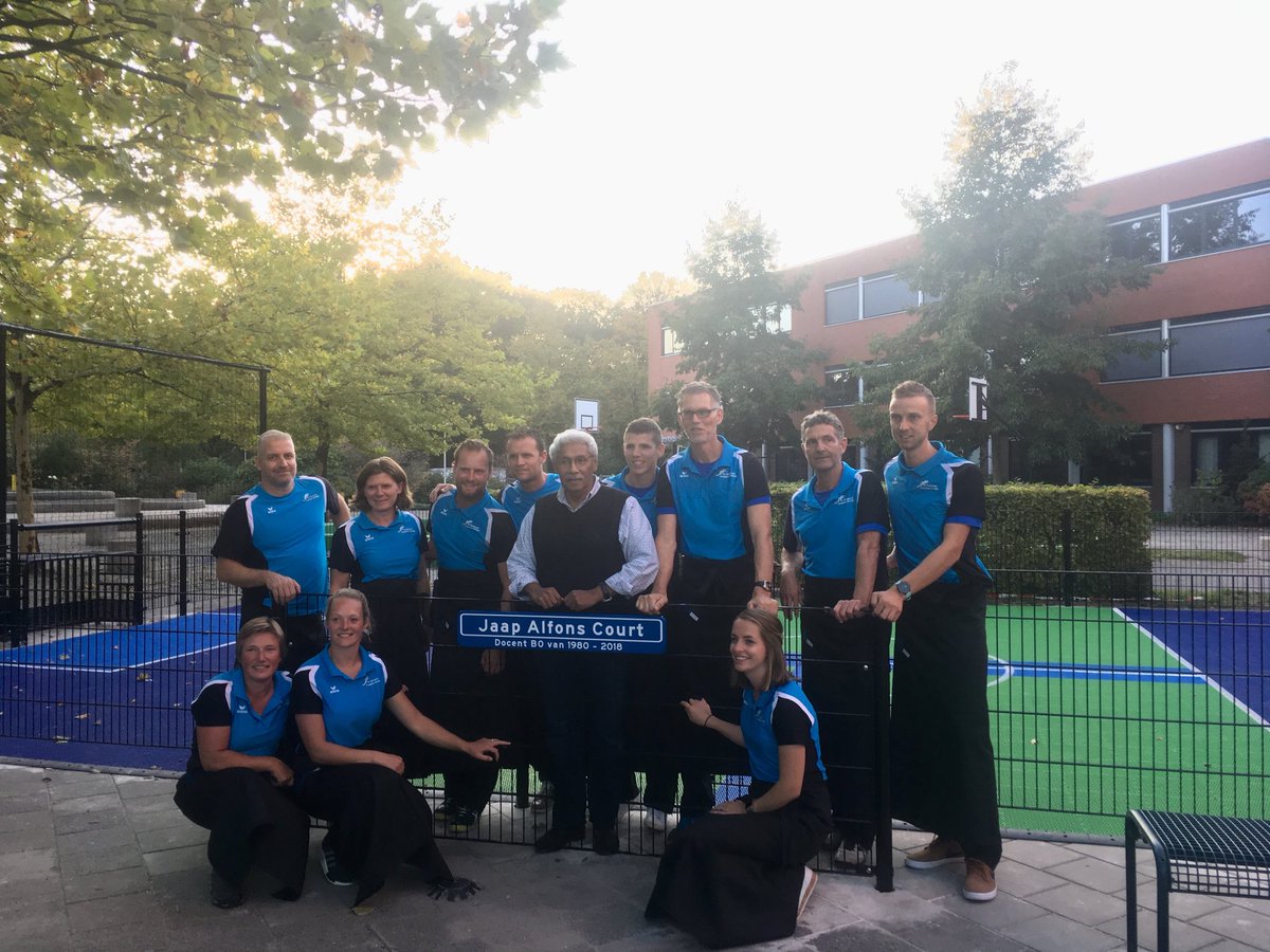 mvwingerden's tweet photo. Gisteren nam Jaap Alfons afscheid van het Johannes Fontanus College . 37 jaar gaf hij hier Bewegingsonderwijs. Het zojuist aangelegde multicourt krijgt zijn naam ! https://t.co/4LBXhWgJyO