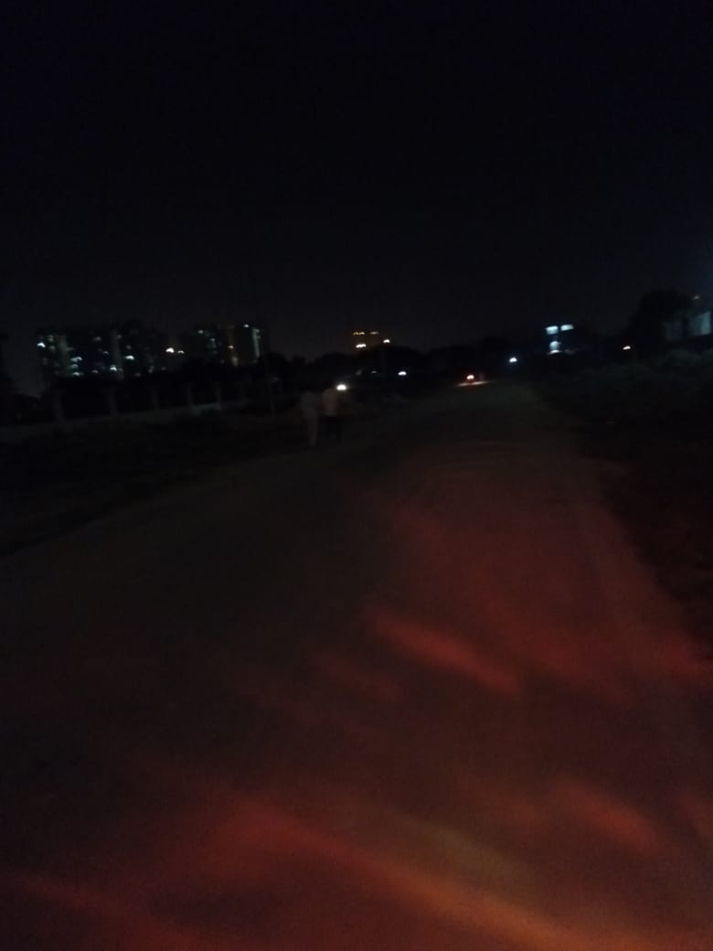 FusionResidents's tweet photo. @GreaNoAuthority Please look at the darkness on the street beside Fusion Homes. Recently a person robbed on this street.
Please make arrangement of working street light asap on this stretch.
Also road is in very poor condition. https://t.co/yy6EnLglk0