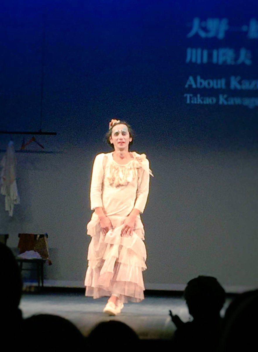 Quelle chance d’avoir vu Takao Kawaguchi dans son defi d’évocation du légendaire Kazuo Ohno, transfigurant le dehors et la scène du <a href="/TheaVilleParis/">Théâtre de la Ville</a> ! Fascinant, courageux, singulier... les mots ne pourront jamais assez lui dire merci pour ces images et sensations #arigato #butô