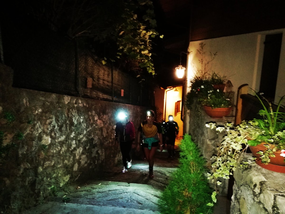 AbaZuani's tweet photo. Ieri sera un bel giretto Su&Giù per le frazioni di Mori, territorio dei ragazzacci-local Christian, Davide e Giacomo con un finale #TuttoCorribbile a MontAlbano giusto per arrivare a 15k 🤪
Pizza, birra e chiacchiere nel finale
#ItWasFriday #WhatElse?
#IoCorroQui @runlovers https://t.co/ulHOyq70Oc